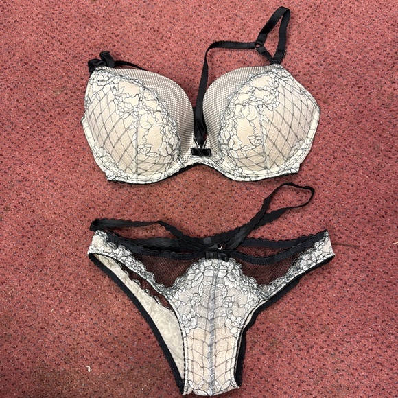 VS lingerie set - Picture 1 of 5